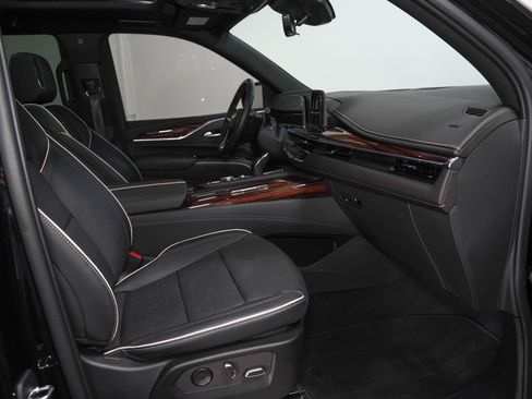 Used 2023 Cadillac Escalade Premium Luxury image 2