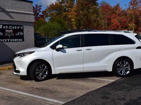 Used 2022 Toyota Sienna Platinum image 3