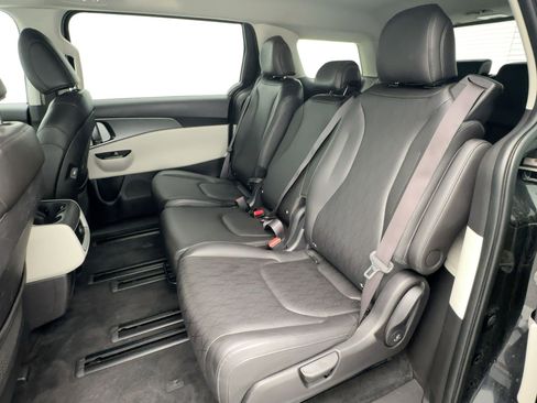 Used 2022 Kia Carnival LX image 15