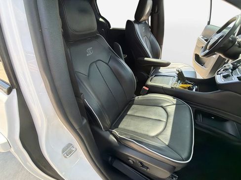 Used 2025 Chrysler Pacifica Limited FWD image 28