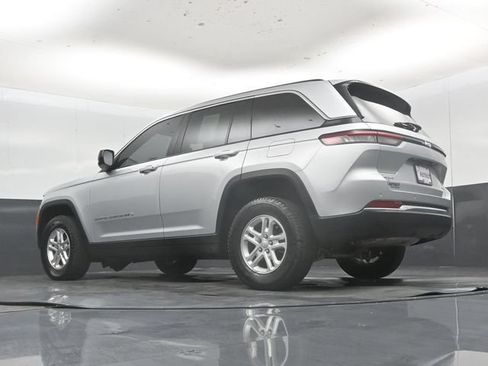Used 2025 Jeep Grand Cherokee Laredo AWD/4WD image 53