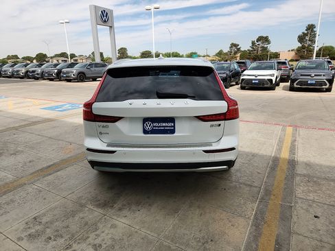Used 2025 Volvo V60 B5 Cross Country Plus AWD/4WD image 6