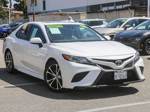 Used 2018 Toyota Camry SE w/ Moonroof Package FWD image 2