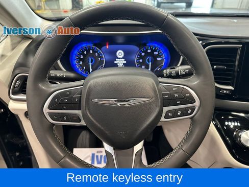 Used 2024 Chrysler Pacifica Touring-L FWD image 18