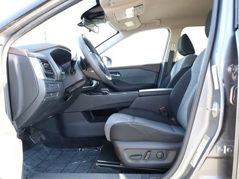 Used 2023 Nissan Rogue SV image 11