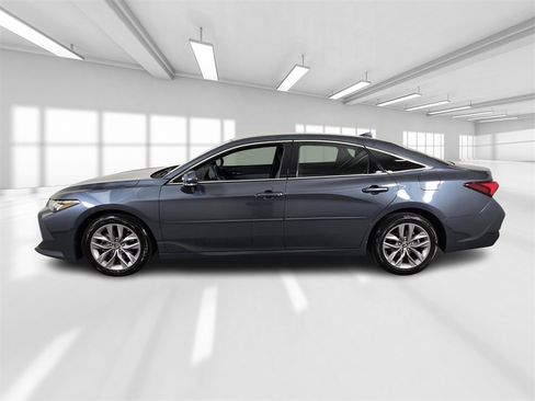 Used 2019 Toyota Avalon XLE image 3