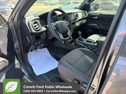 Used 2018 Toyota Tacoma TRD Off-Road AWD/4WD image 13