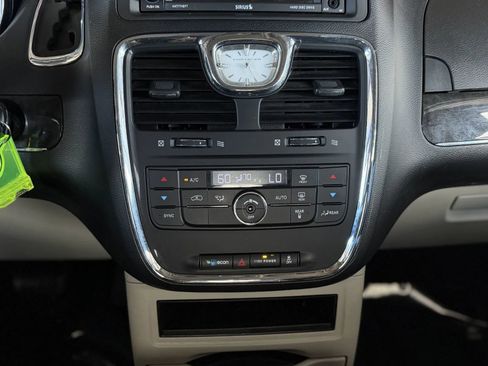 Used 2015 Chrysler Town & Country Touring FWD image 30