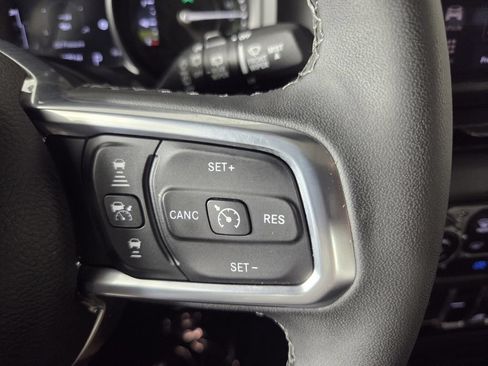 Used 2025 Jeep Wrangler Unlimited Sahara AWD/4WD image 17
