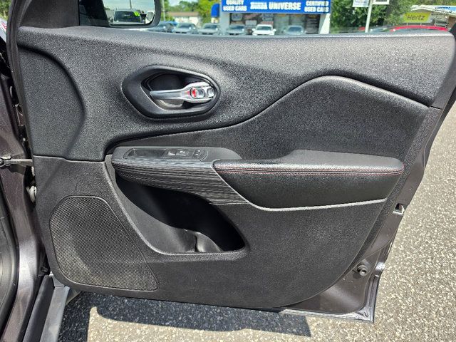 Used 2015 Jeep Cherokee Trailhawk w/ Cold Weather Group AWD/4WD image 11