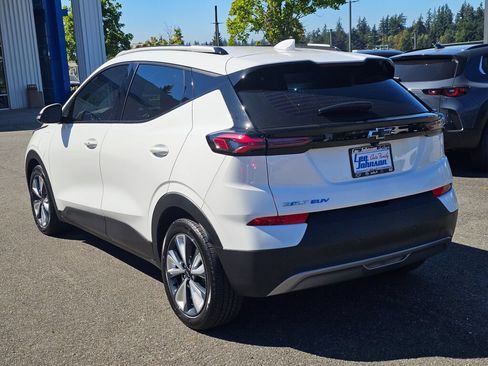 Used 2023 Chevrolet Bolt EUV LT w/ Convenience Package FWD image 7
