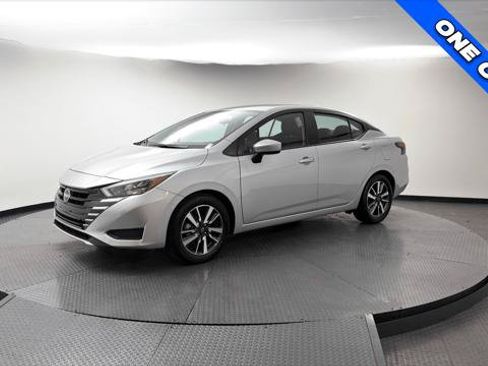 Used 2025 Nissan Versa SV FWD image 2