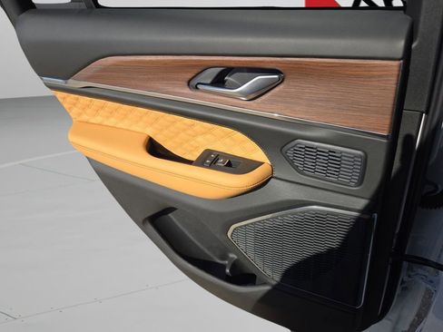 New 2025 Jeep Grand Cherokee Summit w/ Obsidian Package image 17