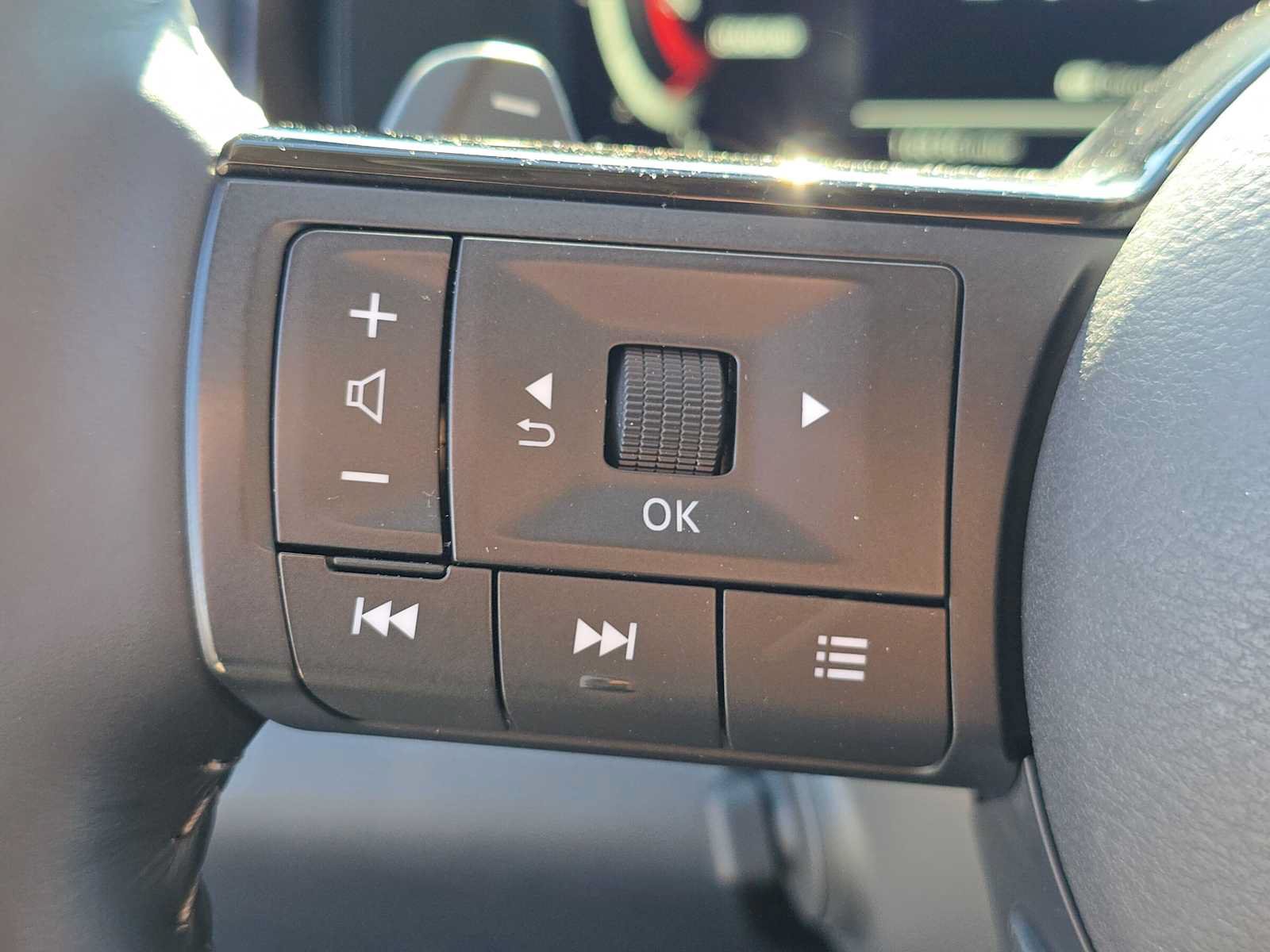 Used 2023 Nissan Pathfinder Platinum w/ Lighting Package (N93) FWD image 31