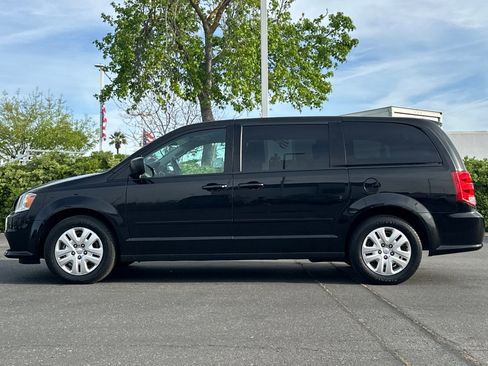 Used 2017 Dodge Grand Caravan SE FWD image 7