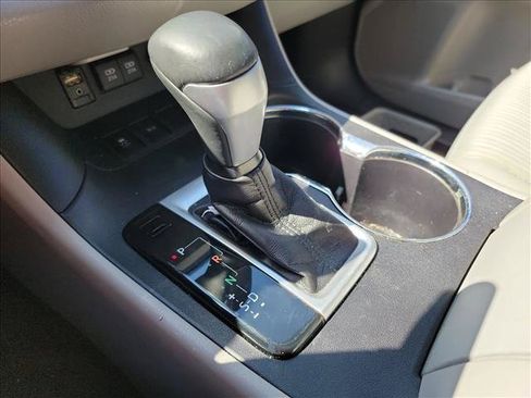 Used 2017 Toyota Highlander Plus FWD image 19