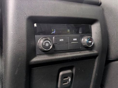 Used 2022 Chevrolet Traverse LT FWD image 16
