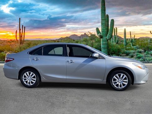 Used 2017 Toyota Camry LE image 2