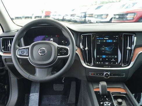 Used 2024 Volvo V60 B5 Cross Country Plus image 11