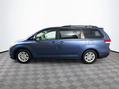 Used 2014 Toyota Sienna XLE image 30