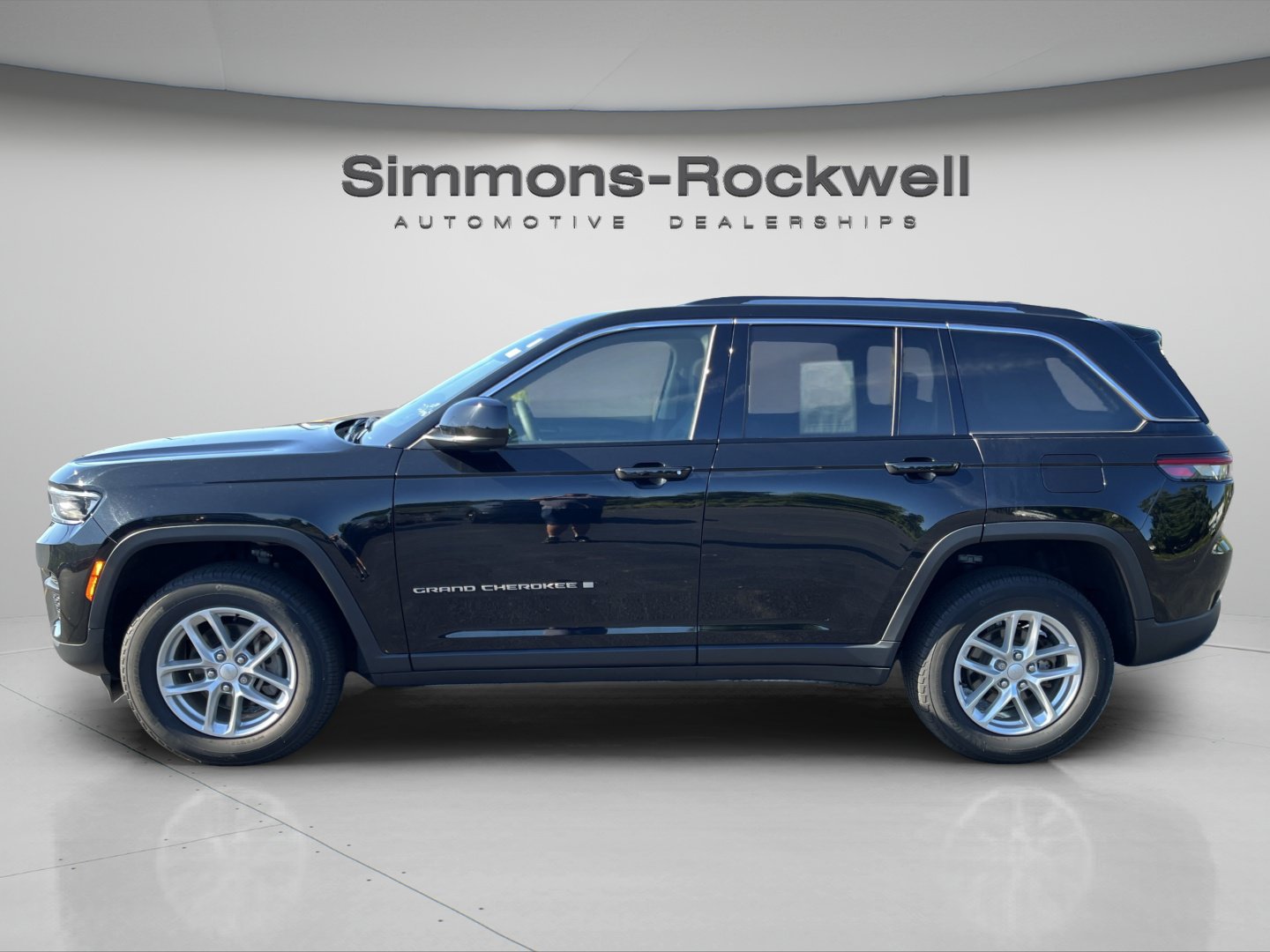 Used 2023 Jeep Grand Cherokee Laredo X AWD/4WD image 2