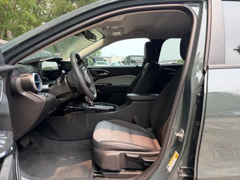 Used 2025 Chevrolet Trax LT FWD image 25