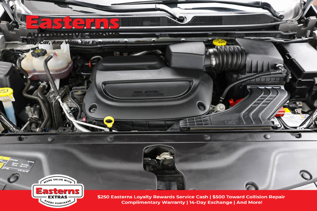 Used 2024 Chrysler Pacifica Touring-L FWD image 8