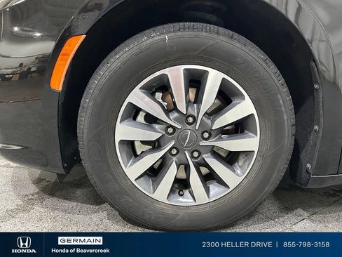 Used 2024 Chrysler Pacifica Limited FWD image 13