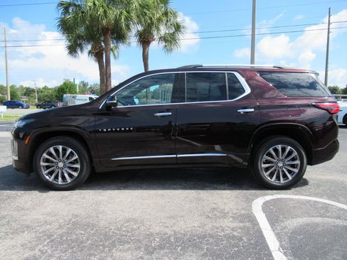 Used 2023 Chevrolet Traverse Premier FWD image 2