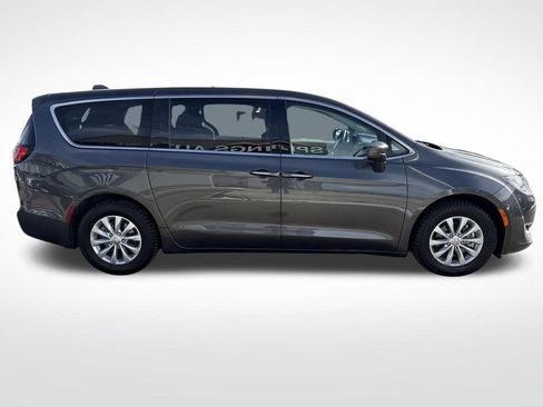 Used 2018 Chrysler Pacifica Touring Plus image 6