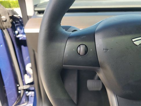 Used 2022 Tesla Model Y Long Range image 25