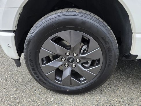 Used 2022 Ford F150 Lightning Lariat image 9