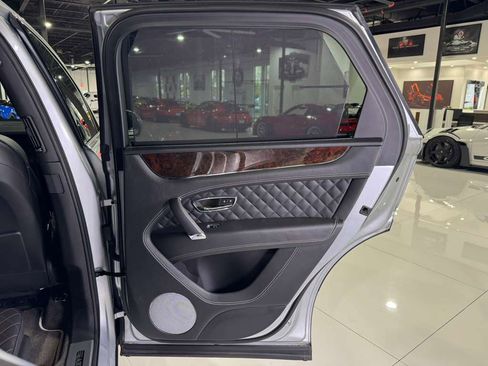 Used 2018 Bentley Bentayga image 41