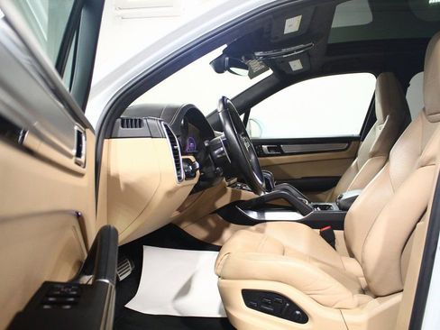 Used 2022 Porsche Cayenne Turbo image 18