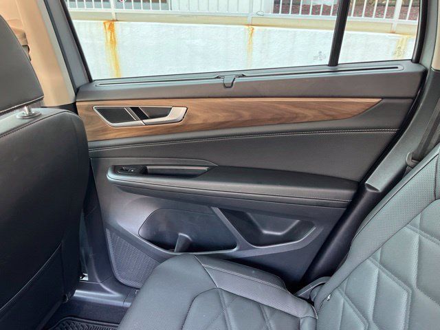 Used 2025 Volkswagen Atlas SE FWD image 14