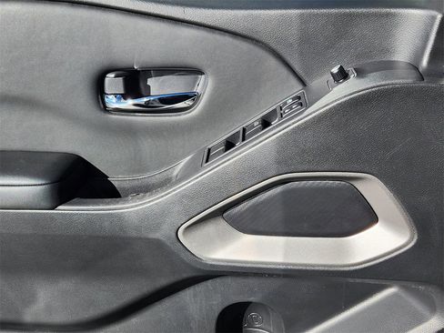 Used 2024 Nissan Frontier SV w/ SV Convenience Package image 3