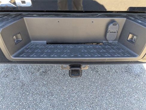 Used 2024 Nissan Titan SV w/ SV Convenience Package image 27