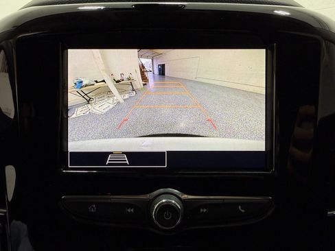 Used 2021 Chevrolet Traverse LS image 18