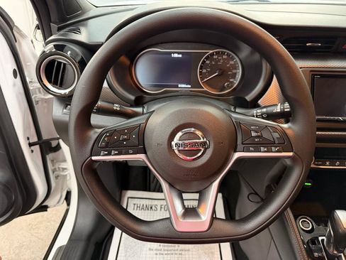 Used 2018 Nissan Kicks SV FWD image 16