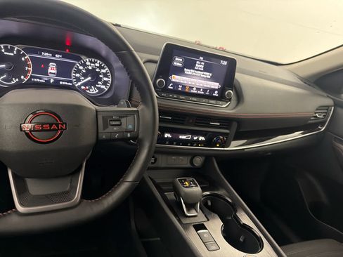 Used 2025 Nissan Rogue SV image 18