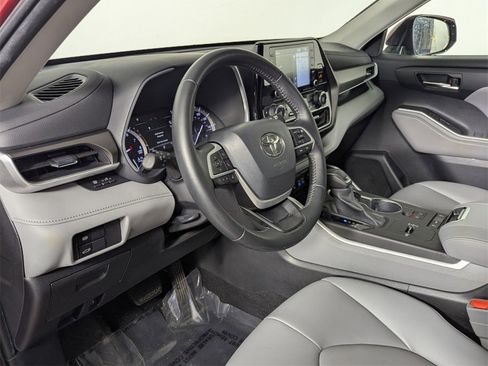 Used 2022 Toyota Highlander XLE image 11