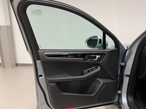 Certified 2026 Porsche Macan image 33