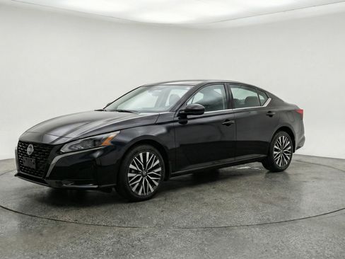 Used 2025 Nissan Altima 2.5 SV image 3