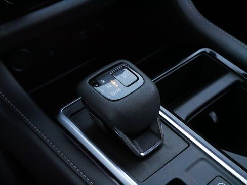 Used 2024 Nissan Pathfinder SL w/ Black Appearance Package image 24