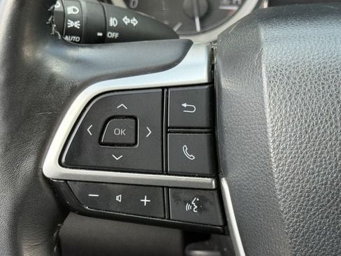 Used 2024 Toyota Highlander XLE FWD image 14