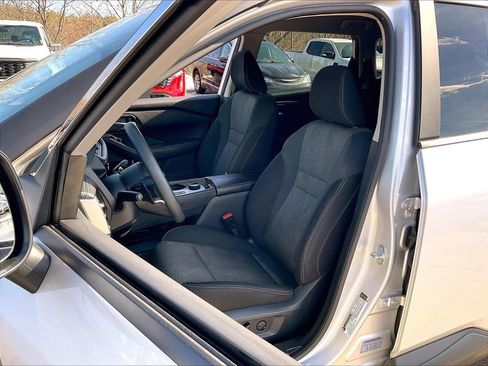 Used 2024 Nissan Rogue SV image 9