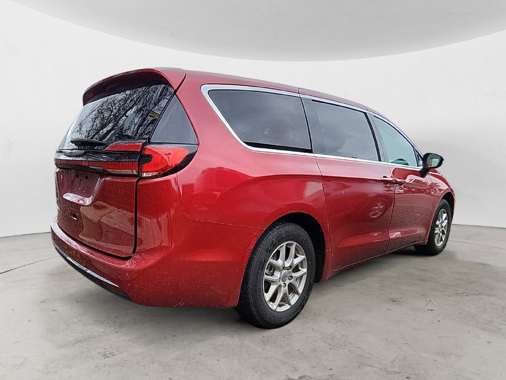 Used 2024 Chrysler Pacifica Touring-L FWD image 3