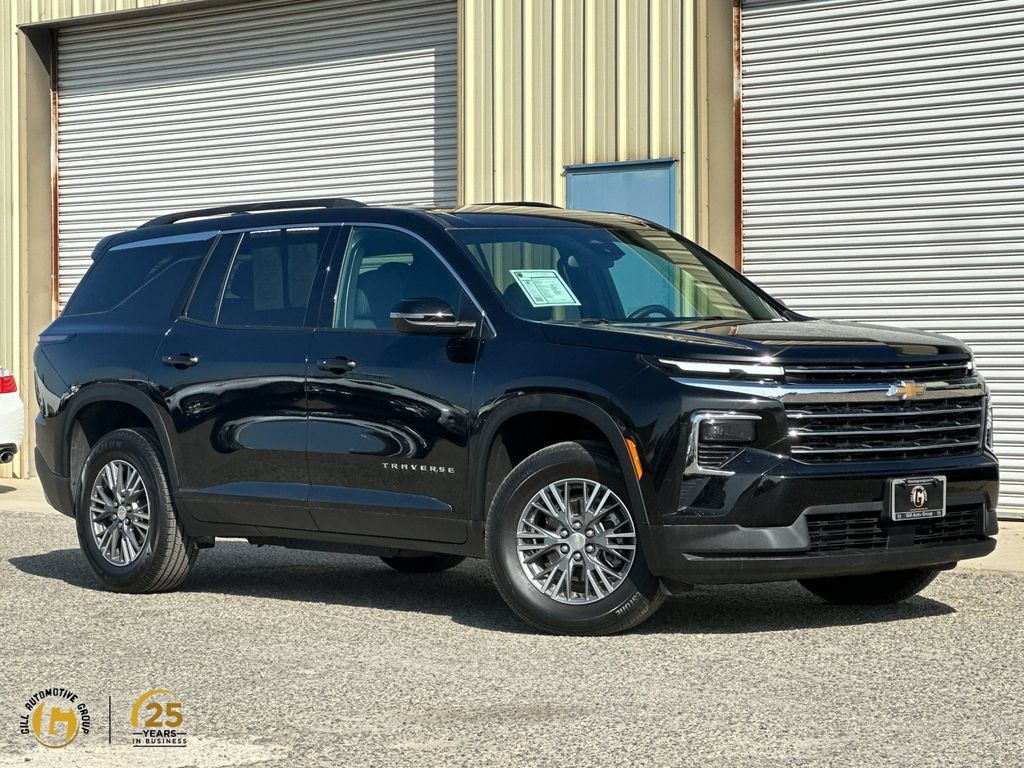 Used 2025 Chevrolet Traverse LT FWD image 1