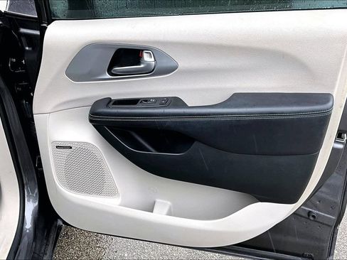 Used 2018 Chrysler Pacifica Limited w/ Advanced Safetytec Group FWD image 24