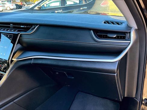 Used 2023 Jeep Grand Cherokee L Laredo image 11